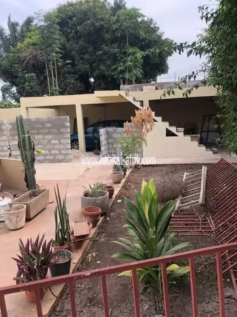 Je mets en vente une maison a etage de 3 chambres 2 dépendance, une piscine avec espace jardin avec titre foncier situé a djidjole lome togo