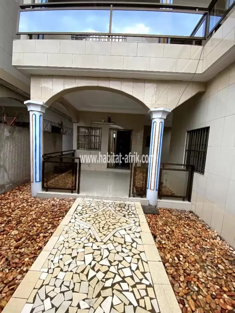 Je mets en location une vila moderne duplex de quatre (4) chambres salon autonomes climatisé placard situé sur la rue de Ocam non loin du ministère de la sécurité a cote de ESGIS Lome togo