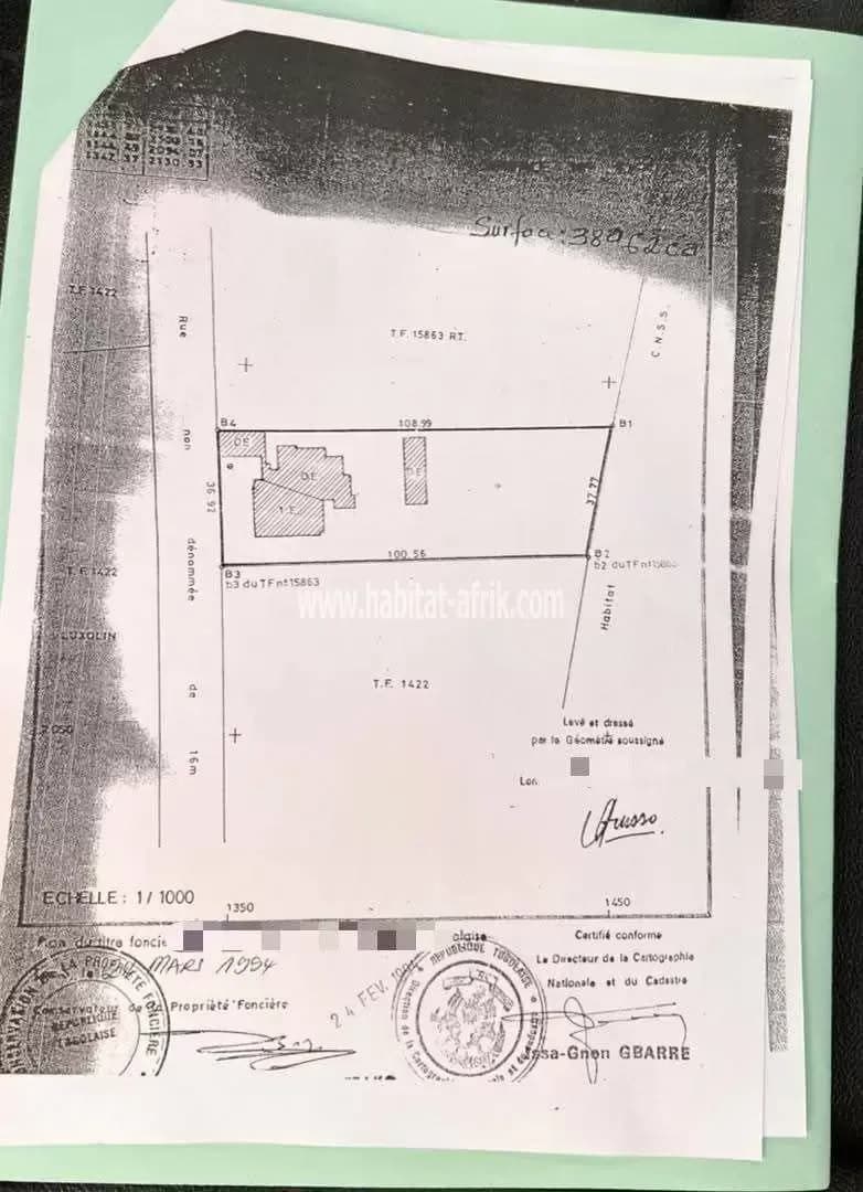Nous mettons en vente une parcelle de six (06) lots collés a 100 mètres du goudron luxolin Baguida Lome togo