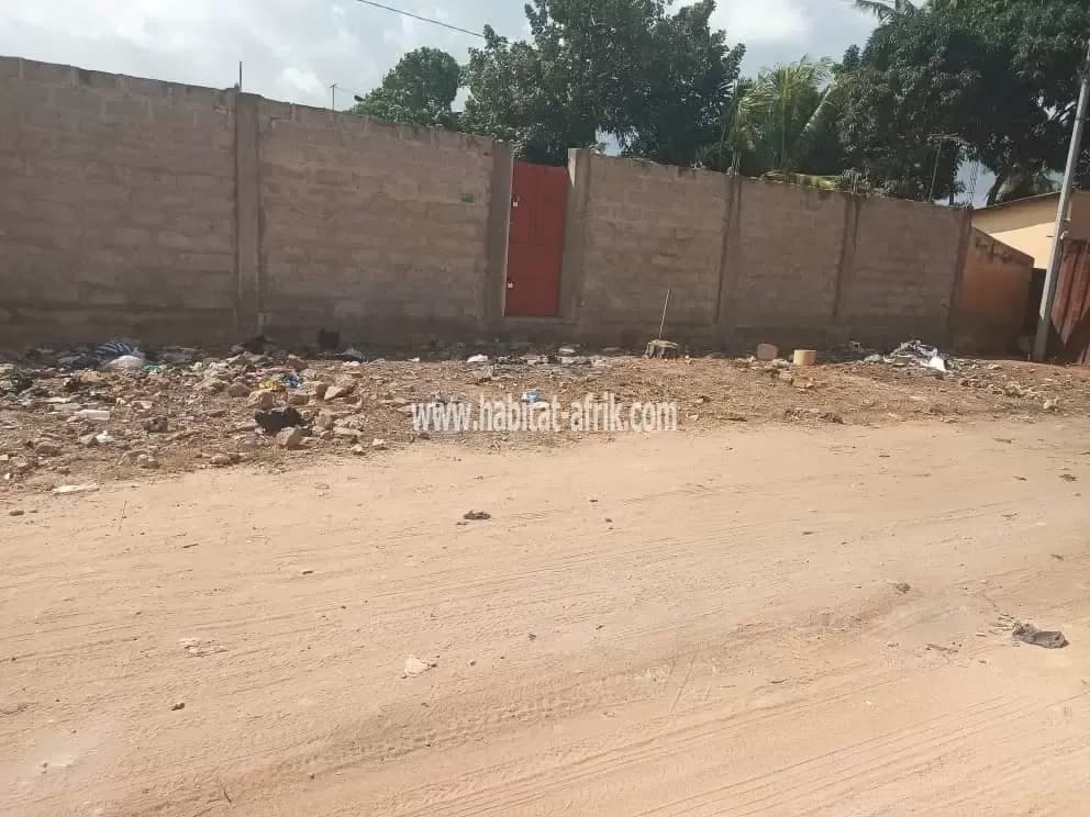 Terrain a vendre, un lot clôturé avec titre foncier bien positionné a avedji ametossime lome togo
