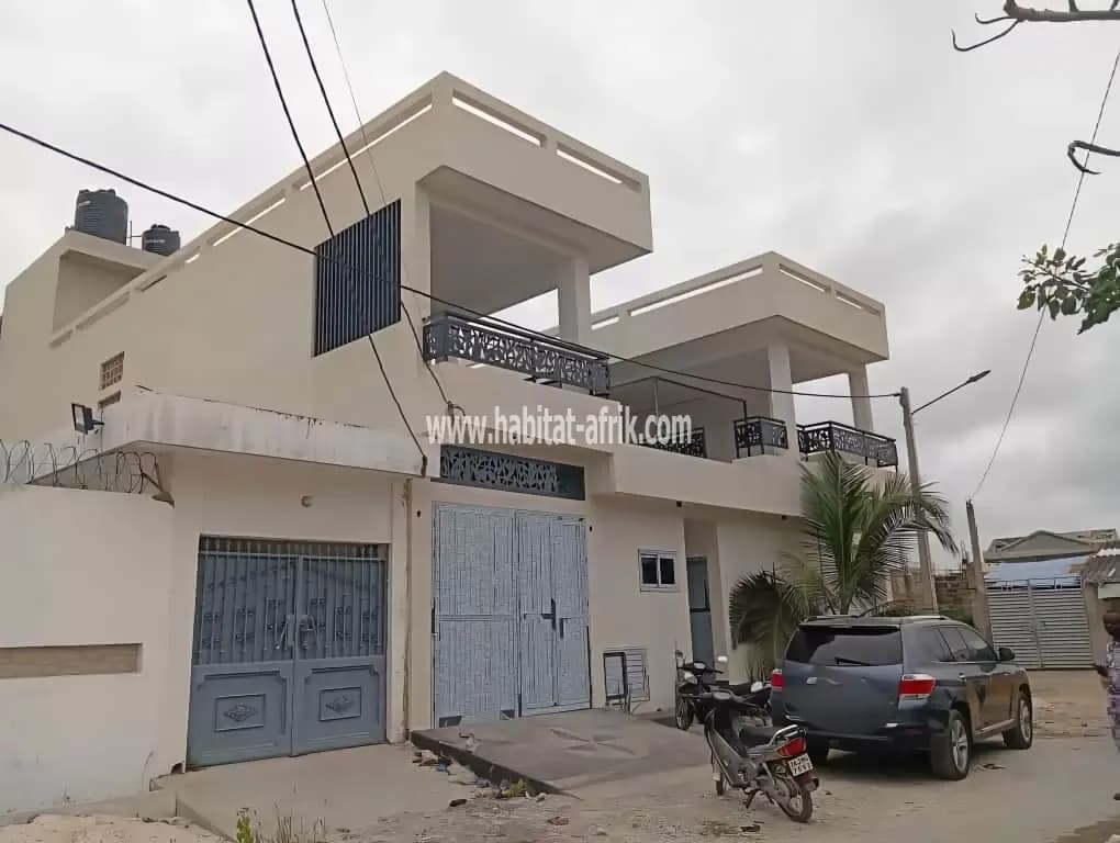 VILLA DUPLEX R+1 AVEC PISCINE À VENDRE À COTONOU FIDJROSSÈ PLAGE