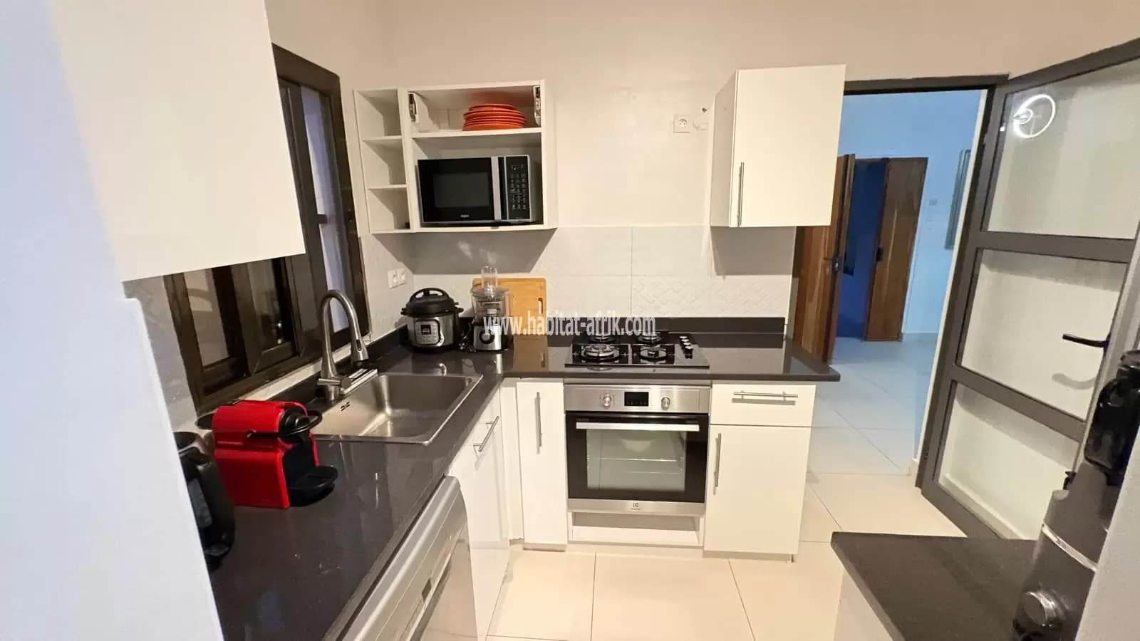 Opportunité à saisir A sagbado logote pu nous mettons en vente une maison construite sur  demi lot composé de 4 chambres, dépendance, jardin tres jolie lome togo