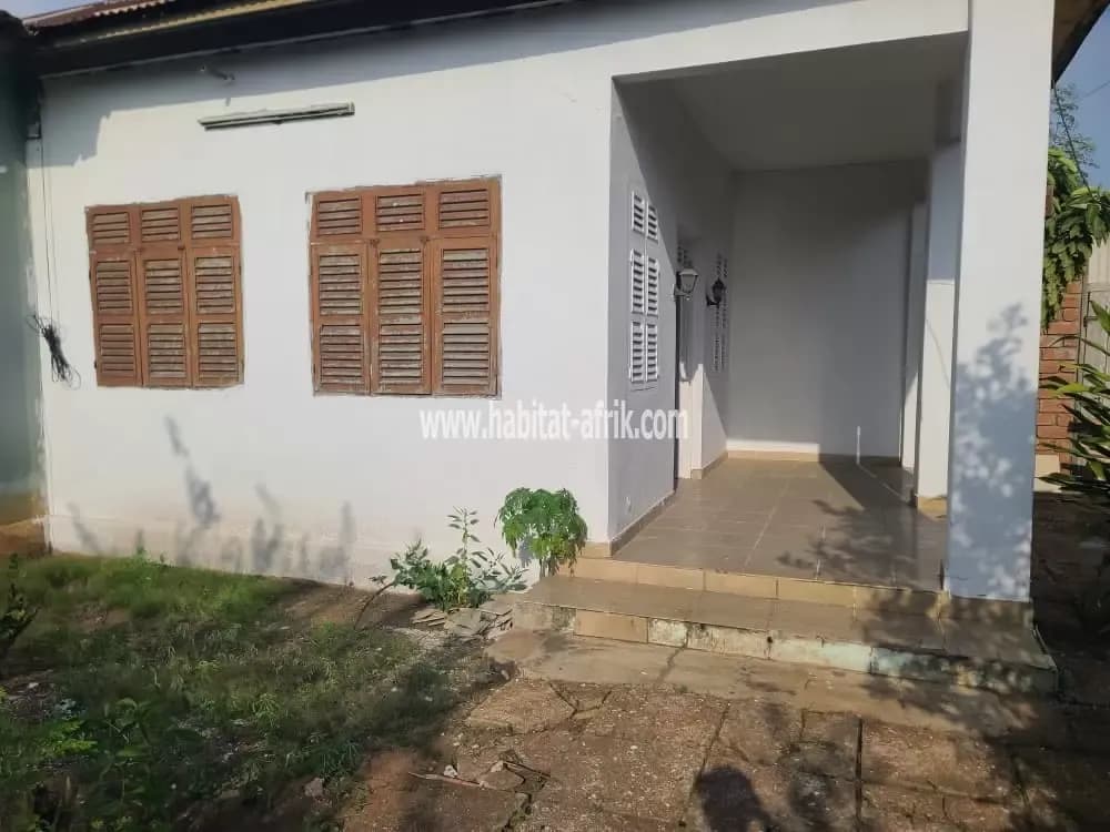 VILLA DE DEUX CHAMBRES  SALON, UN SEUL WCD A L'INTÉRIEUR, SITUÉ A NYEKONAKPOE LOMÉ TOGO
