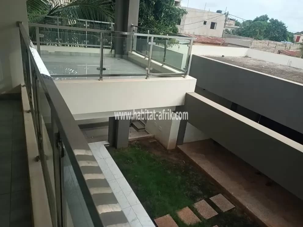 A louer villa haut standing de 3 chambres salon jardin à assigome entreprise de l’union lome togo