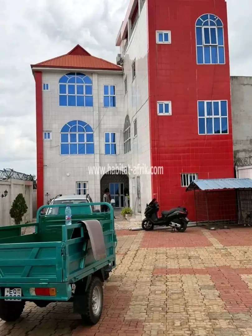 Location d’un immeuble, une clinique prête a l’utilisation située a tokoin soted lome togo