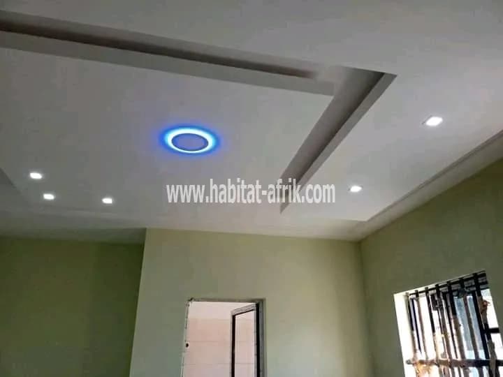 A vendre (55millions) sogbossito carrefour Napoléon.) Superbe villa nouvelle construction bien nickelle composée de 03chambres salon wcd Cuisine interne Terrasse. 01 dépendance avec Sanitaire. NB : chaque chambre à son Sanitaire. Garage: 02 voitures. Lieu