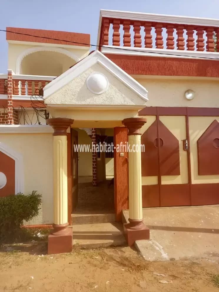 VILLA MAGNIFIQUE À LOUER À BAGUIDA DERRIÈRE LUXOLIN