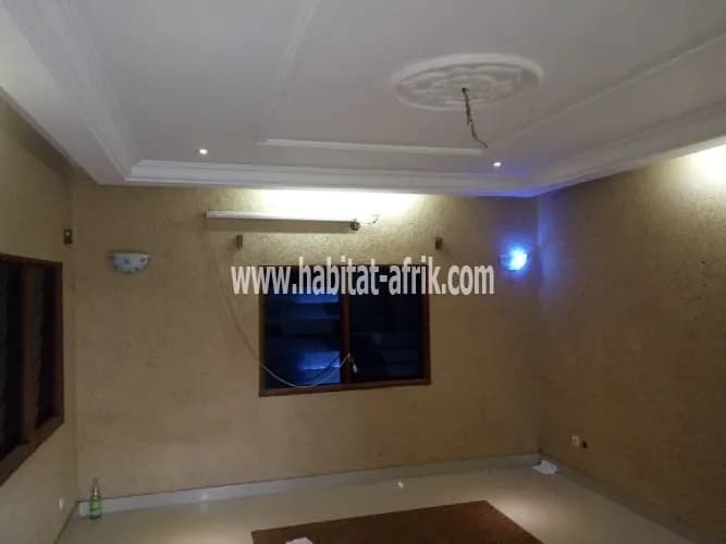 LOCATION maison appartement cour unique 2 chambres salon wc douche cuisine interne à agoè plateau non loin de l'esgis Lomé-Togo