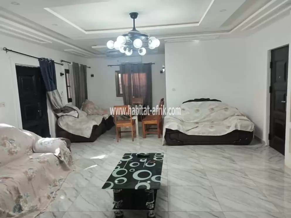 JE METS EN VENTE UNE MAISON SUR UN QUART DE LOT A ADIDOGOME IPG RAIL TROIS CHAMBRES LOME