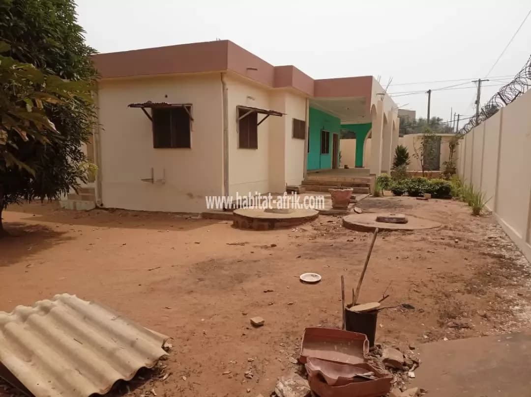 LOCATION VILLA 3 CHAMBRES SALON WC DOUCHE CUISINE SITUÉ À ATSIEGOU DERRIÈRE LA FOIRE TOGO2000 LOMÉ-TOGO