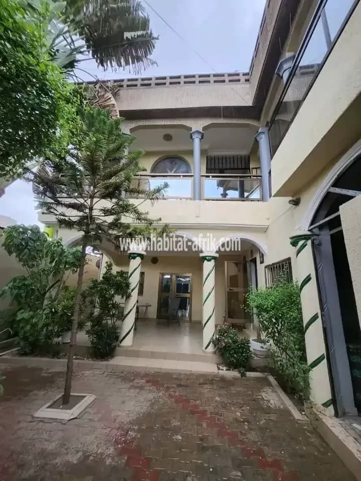 Maison a vendre construite sur 300 mètres carré, composé de 06 chambres 02 salon situé en bordure du goudron au quartier avedji lome togo