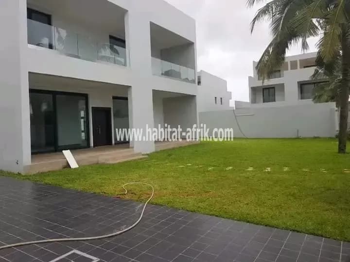 VILLA MODERNE AVEC JARDIN &amp; PISCINE À VENDRE À COTONOU - NOVOTEL AÉROPORT
