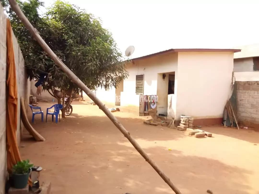 MAISON À VENDRE 4 PIÈCES SUR DEMI LOT A AGOÈ LEGBASSITO LOMÉ-TOGO