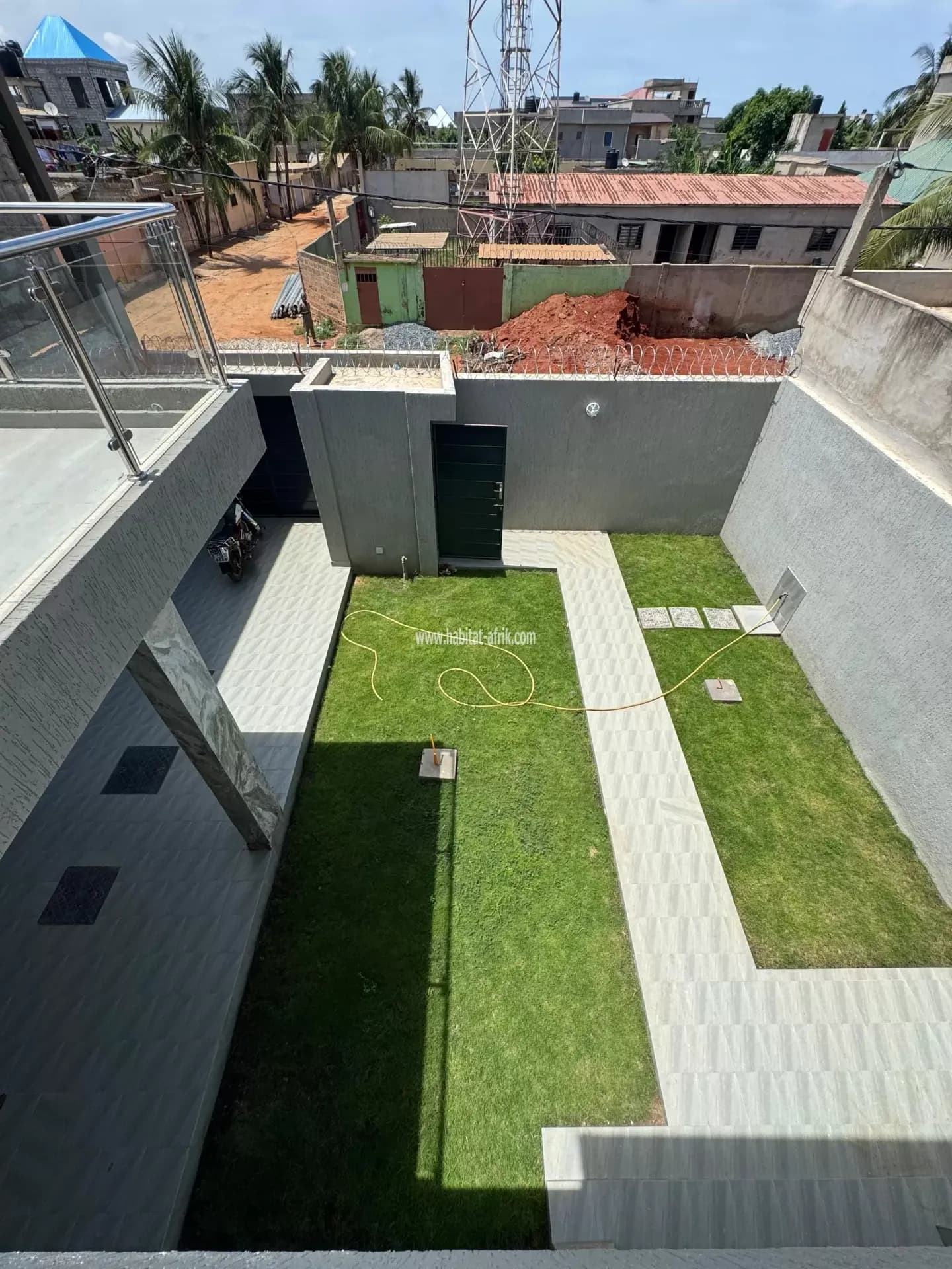 Opportunité à saisir A sagbado logote pu nous mettons en vente une maison construite sur  demi lot composé de 4 chambres, dépendance, jardin tres jolie lome togo