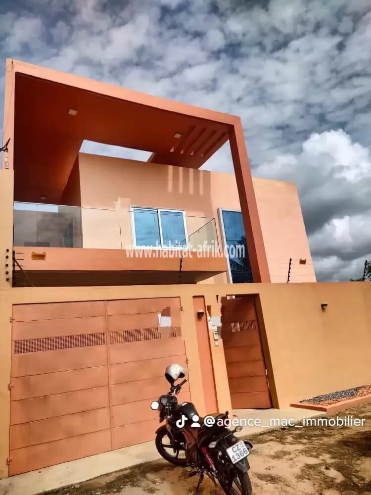 Je mets en location une maison duplex de 03 chambres à BAGUIDA MRS Lomé togo