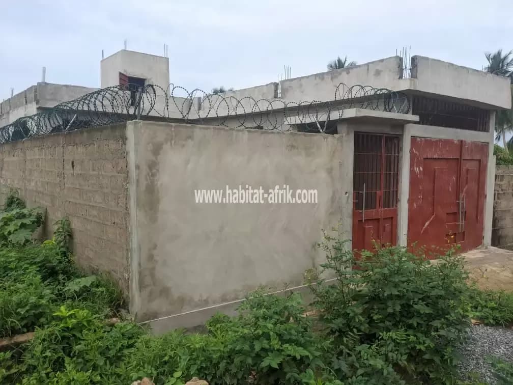 Je mets en vente une maison de 2 chambres salon et 2 dépendance à Adidogome LANKOUVI  lome togo