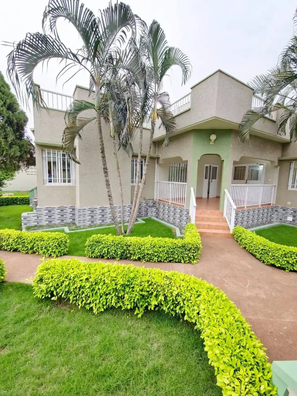 MAJESTUEUSE VILLA À VENDRE À ADIDOGOME AVENOU