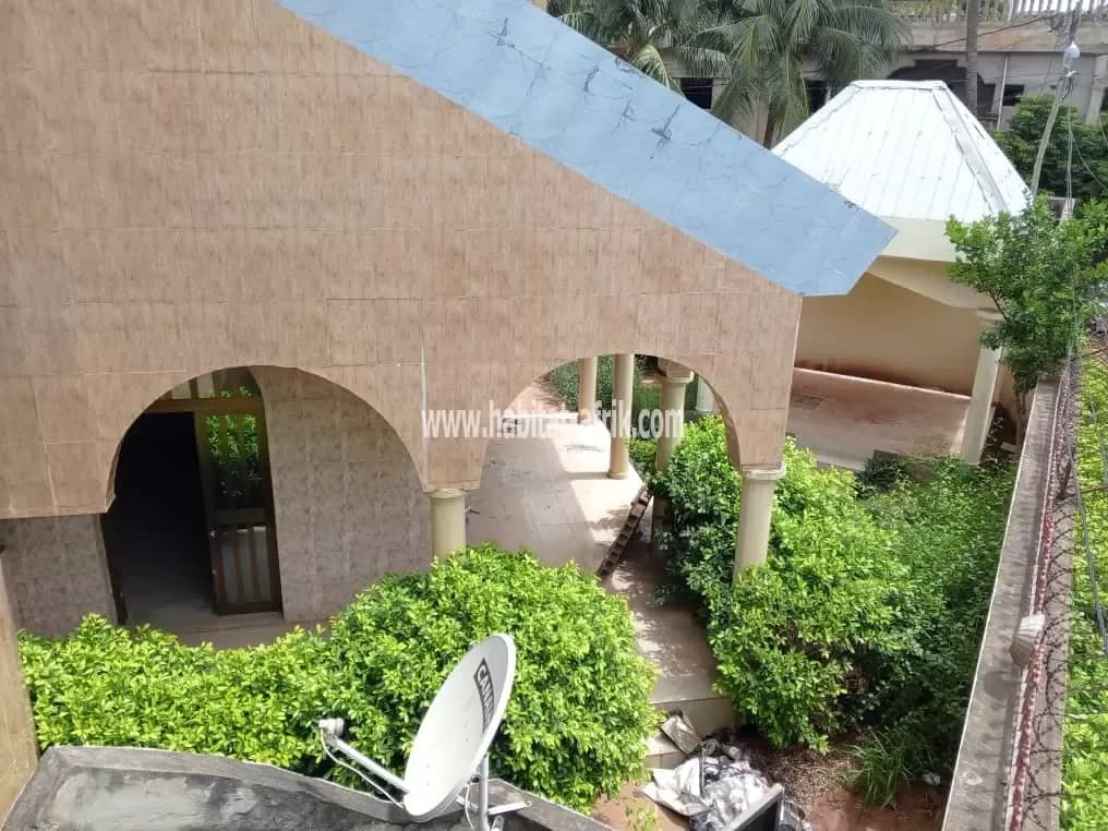 Je mets en location une villa de sept (7) chambres salon a avedji limousine lome togo