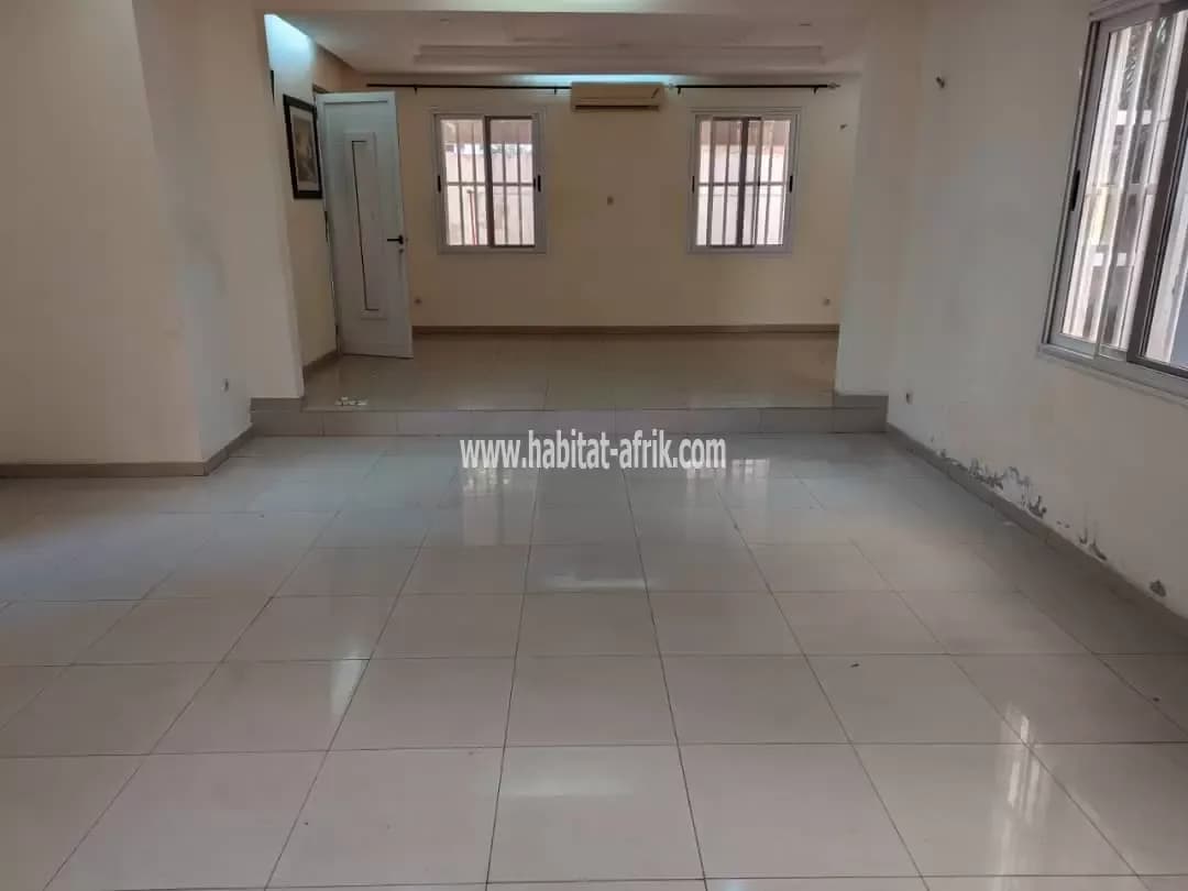 JE METS EN LOCATION UN APPARTEMENT DE CHAMBRE SALON À KEGUE TINLOMÉ TOGO