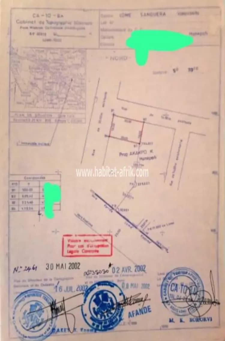 Terrain à vendre demi lot carré angle de rue situe au carrefour aised lome togo