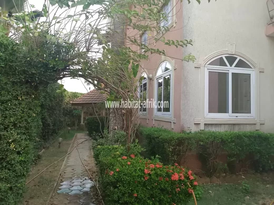 Maison triplex à vendre, 08 chambres salon situé à adidogome atilamonou lome Togo