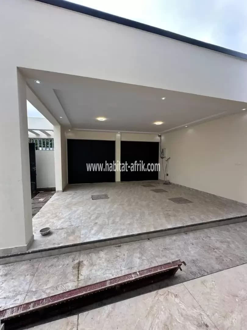 Nous mettons en location une villa duplex de 4 chambres salon jardin situé à adidoadin, 150m du goudron lome togo