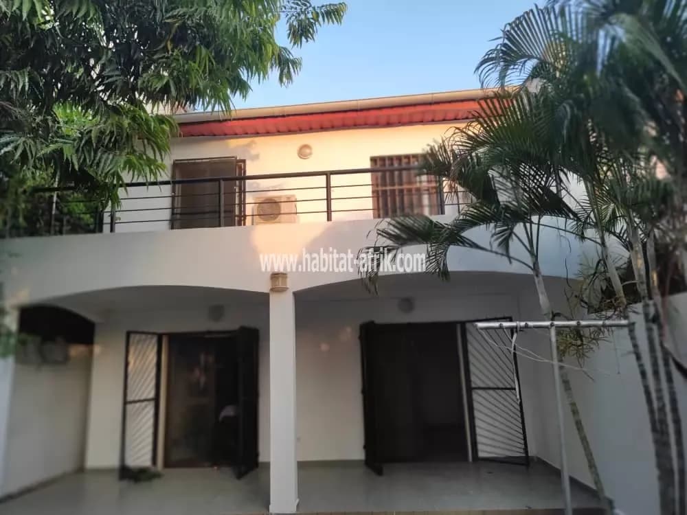 JE METS EN LOCATION UNE MAISON DUPLEX  DE TROIS CHAMBRES AUTONOMES PLACARDS CLIME EAU CHAUDE A AGOÈ RESERVE  LOME TOGO