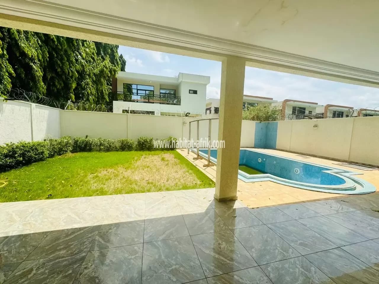 Je vous présente cette villa splendide avec un jardin et piscine magnifique composé de trois (03) chambres salon et une dépendance dans un milieu sécuriser calme, la cité SIDEAL TOKOIN WUITI lome togo