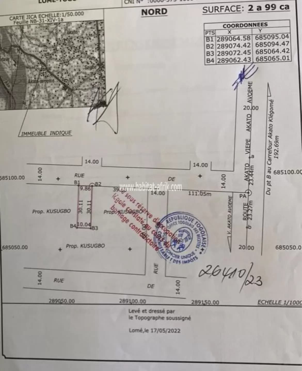 Nous mettons en vente une parcelle de terrain demi lot clôturé avec une piece simple la dessus dans le quartier akato avoèmé  lome togo