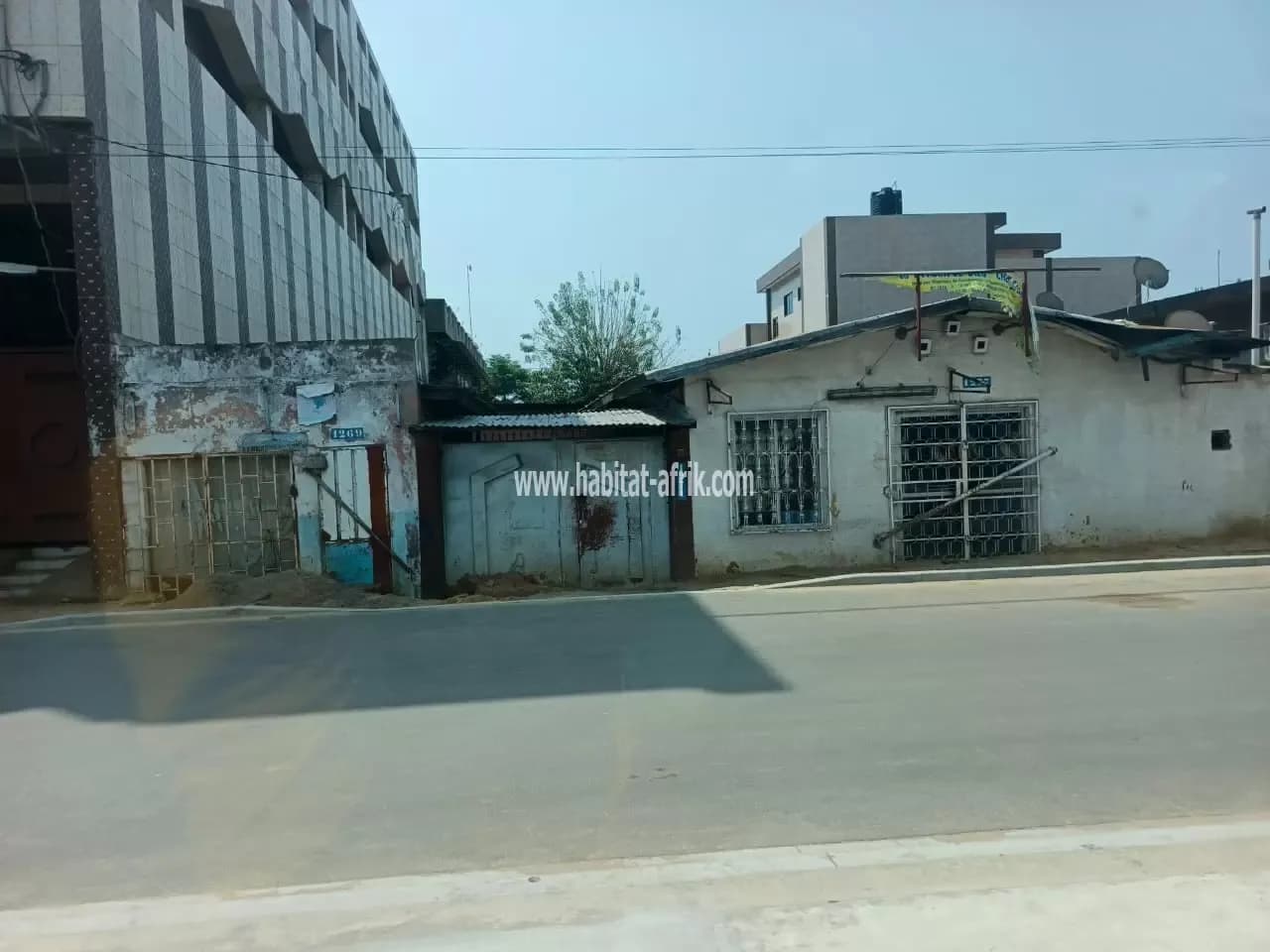 PARCELLE ABRITANT BÂTISSES À VENDRE AU BORD DU GOUDRON INTER ÉTAT À COTONOU VÈDOKO