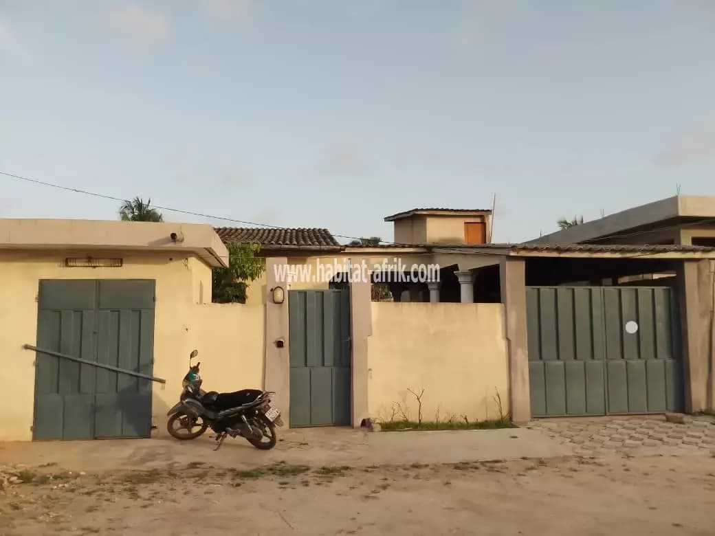 MAISON DE 4CHAMBRES SALON SANITAIRE À VENDRE À GODOMEY DEKOUNGBÉ HEDOMEY