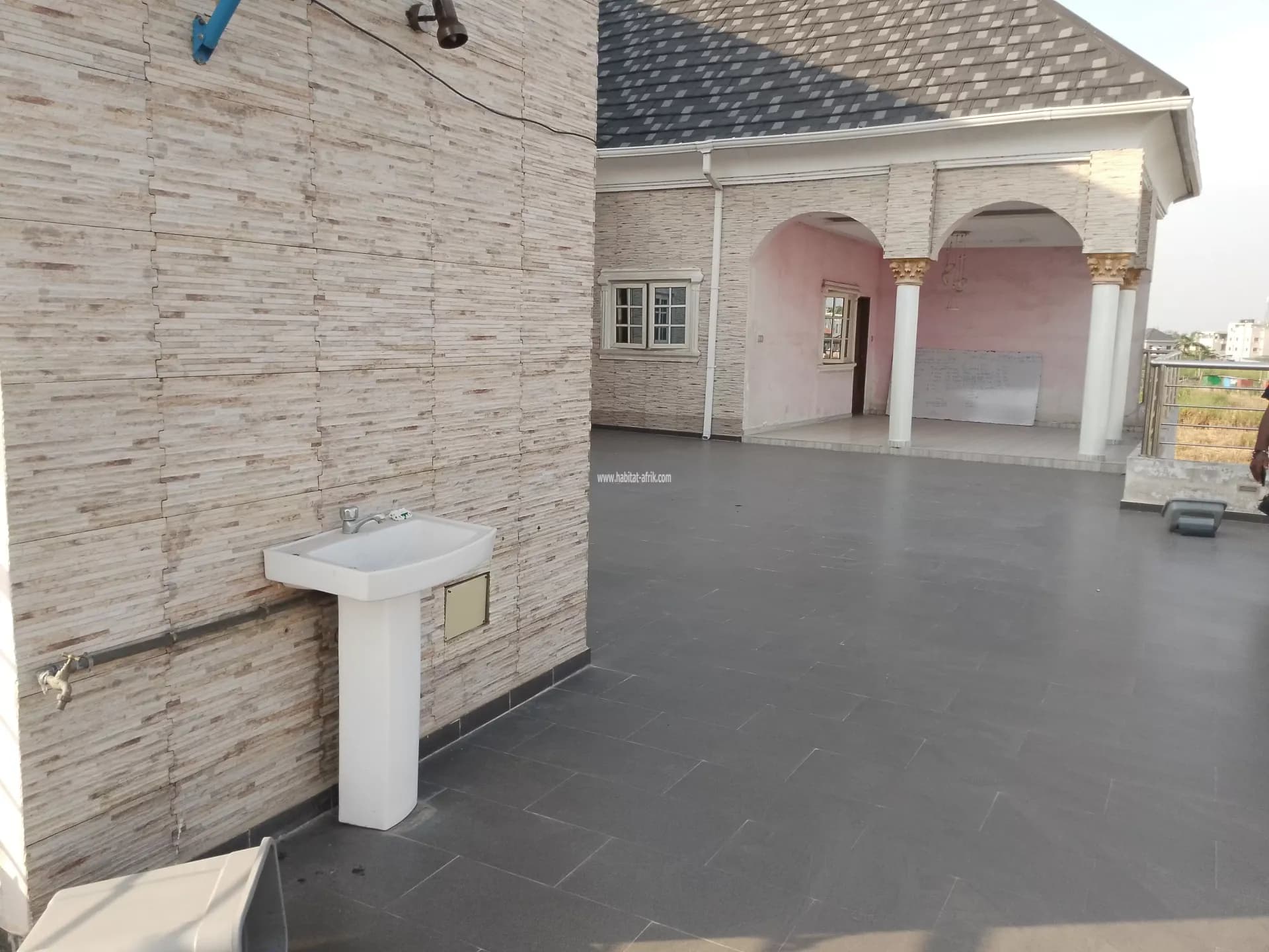 APPARTEMENT DE 3 CHAMBRES SEUL AU 2E ETAGE DANS LA CITE