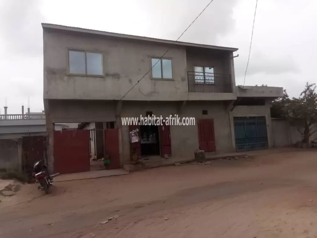 maison locative dallée et tôlée à vendre à calavi DJADJO
