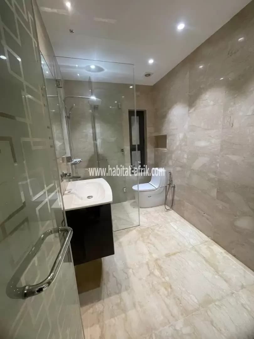 Nous mettons en location une villa haut standing de 05 chambres salon garage pour 2 voitures un petit jardin au quartier avedji Lome togo