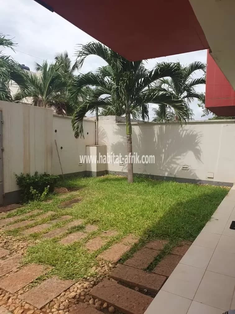 Location d’une villa triplexes, composé de 04 chambres salon climatisé, jardin, large cuisine semi meublé situé à kegue 14 villa lome togo