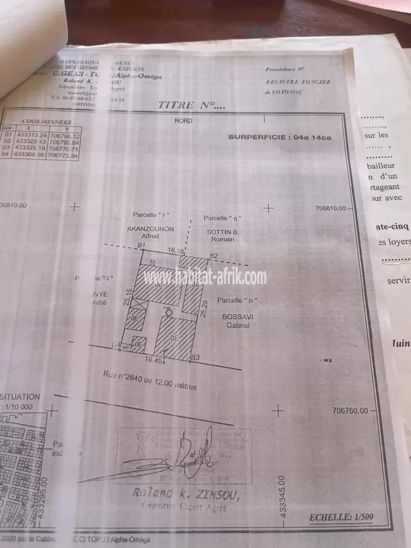 PARCELLE ABRITANT BÂTISSES À VENDRE À COTONOU ZOGBO