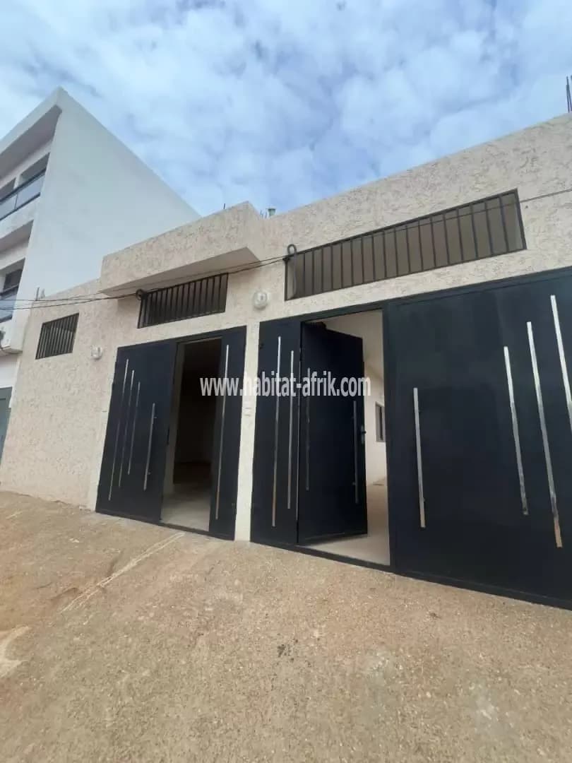 Nous mettons en vente un villa duplex de 2 pièces place de fete ai rez 2 situé dans la cité baguida lome togo