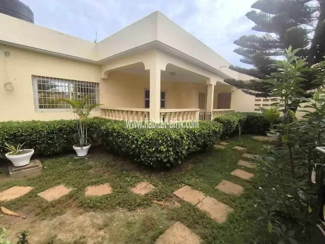 Je mets en location une villa de deux 4 chambres salon une dépendance à totsi lome togo