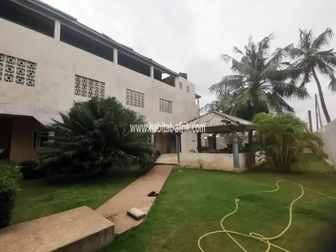 Location immeuble pouvant servir à auberge composée de 7 chambres a kpéssi vue sur le lac lome togo