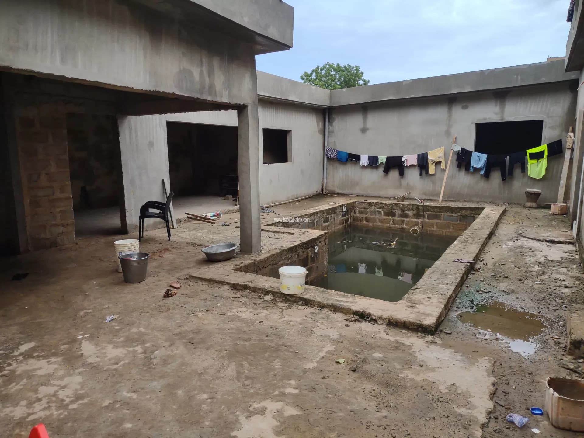 A vendre a Lomé Agoè Appéssito quartier la Paix, Une villa avec piscine inachevée sur 3/4 lot de 2 chambres salon 2wc douche cuisine interne