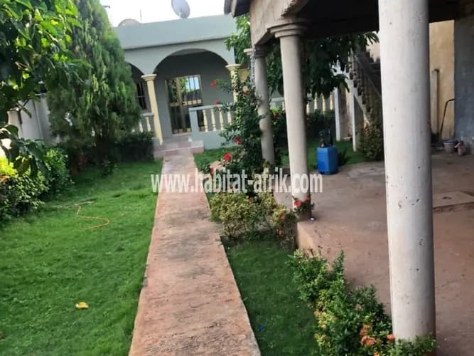LOCATION VILLA 02 CHAMBRES SALON WC DOUCHE CUISINE JARDIN A AGOÈ ADOUGBA LOMÉ-TOGO