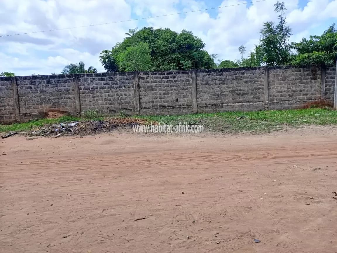 1 lot clôturé en vente au bord de la grande voie d'Adidogomé Yokoè(Lomé-Togo)