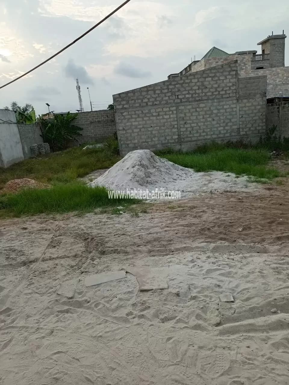 MAISON LOCATIVE INACHEVÉE À VENDRE À DÈKOUNGBÉ HEDOMEY