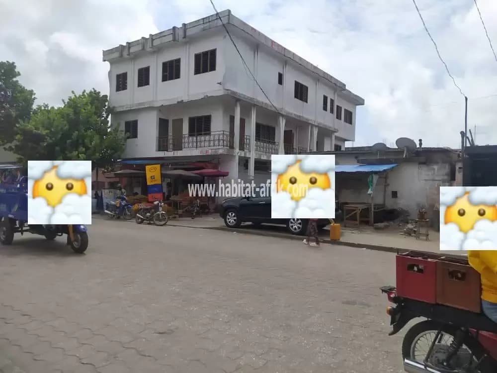 IMMEUBLE R+2 À VENDRE AU BORD DES PAVÉS À COTONOU JÉRICHO