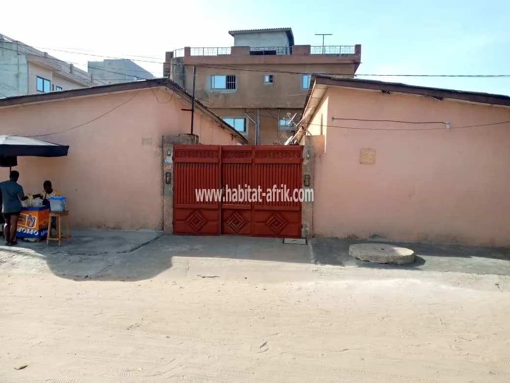 Maison locative derrière le stade de l'amitié à vendre