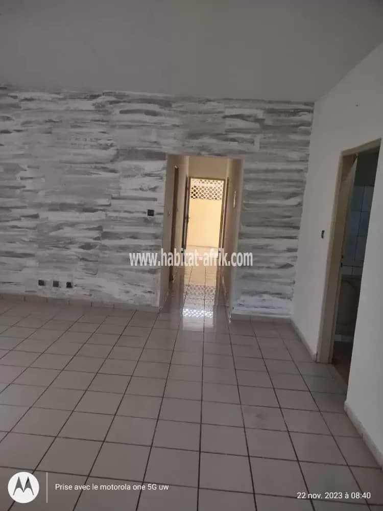 JE METS EN VENTE UNE MAISON DE TROIS  CHAMBRES, DÉPENDANCE DEU ET BOUTIQUE A AVEDJI LOME TOGO
