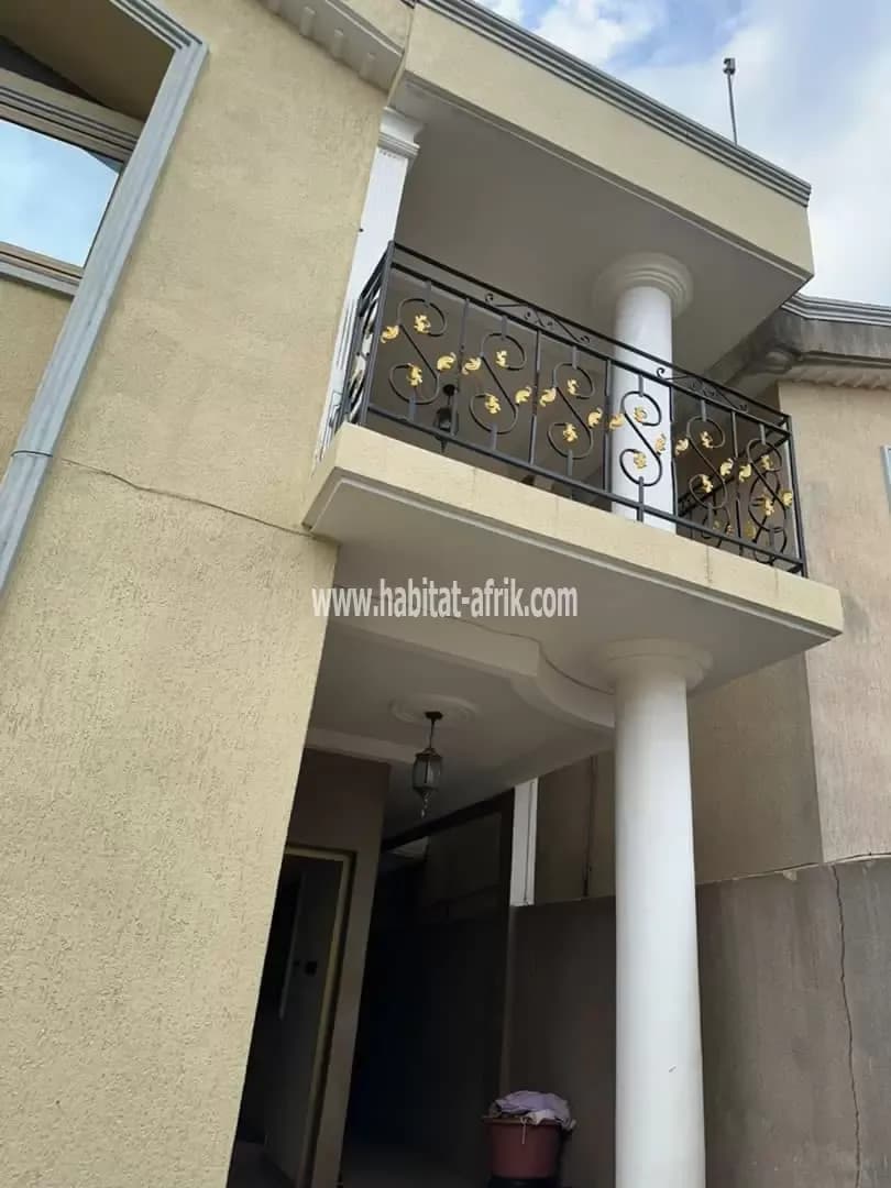 Maison à vendre construite sur un quart de lot avec titre foncier composé de 4 chambres 2 salons situés à adidogome atigangome 300m du goudron base ebomaf lome togo