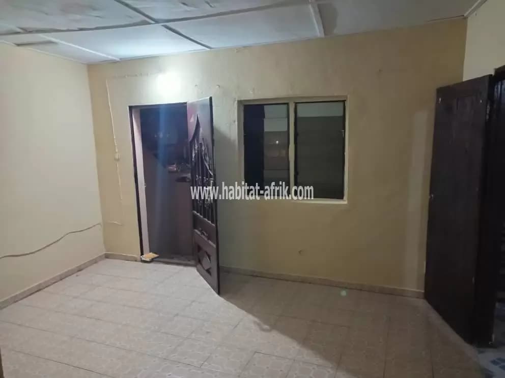 Je mets en location une villa en appartement scindé de trois (3) chambres salon dwc cuisine à kegue kpatcha lome togo
