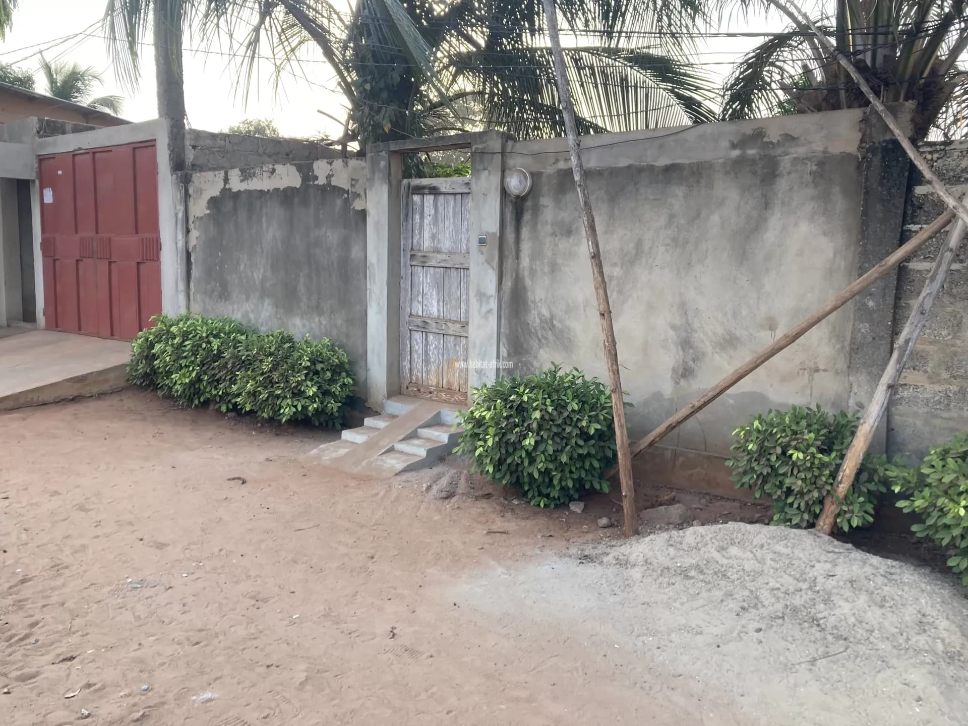 Je mets en location une maison cour unique de chambre salon douche cuisine interne et wc visite a segbe rasta antenne moov lome togo