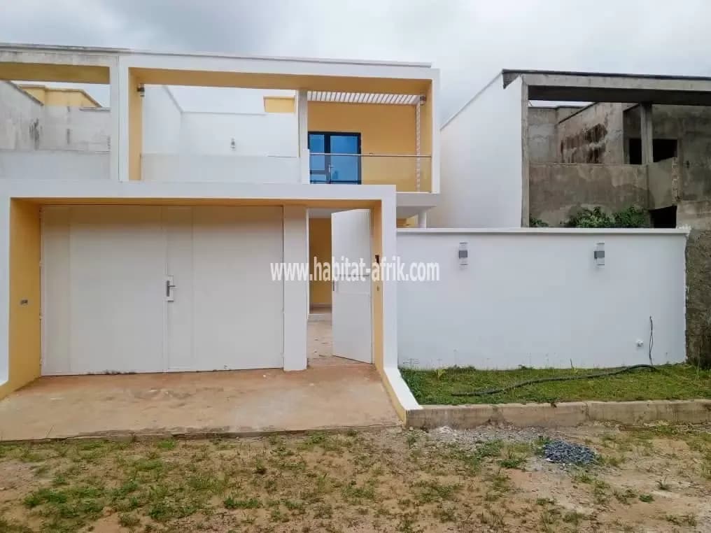 Une belle villa Duplexe bâtie sur un demi(½) lot , composée de 03 chambres, un salon, 03 WC douches et cuisine interne (un WC visiteur) Situe a adetikope lome togo